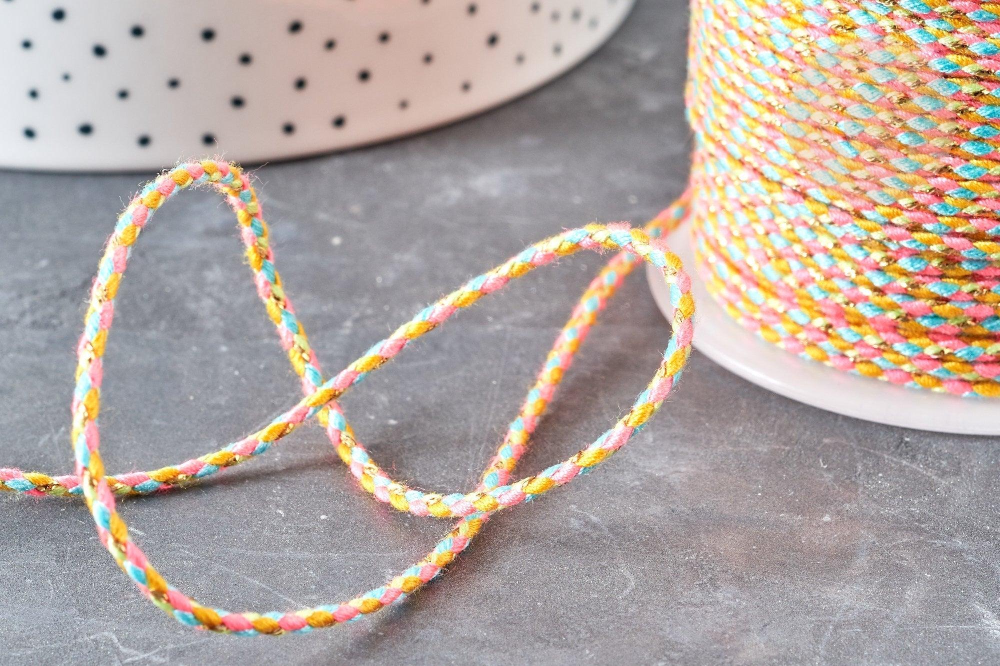 Cordon tressé jaune rose turquoise fil doré 1.5mm-2mm, x1 mètre (G8124)