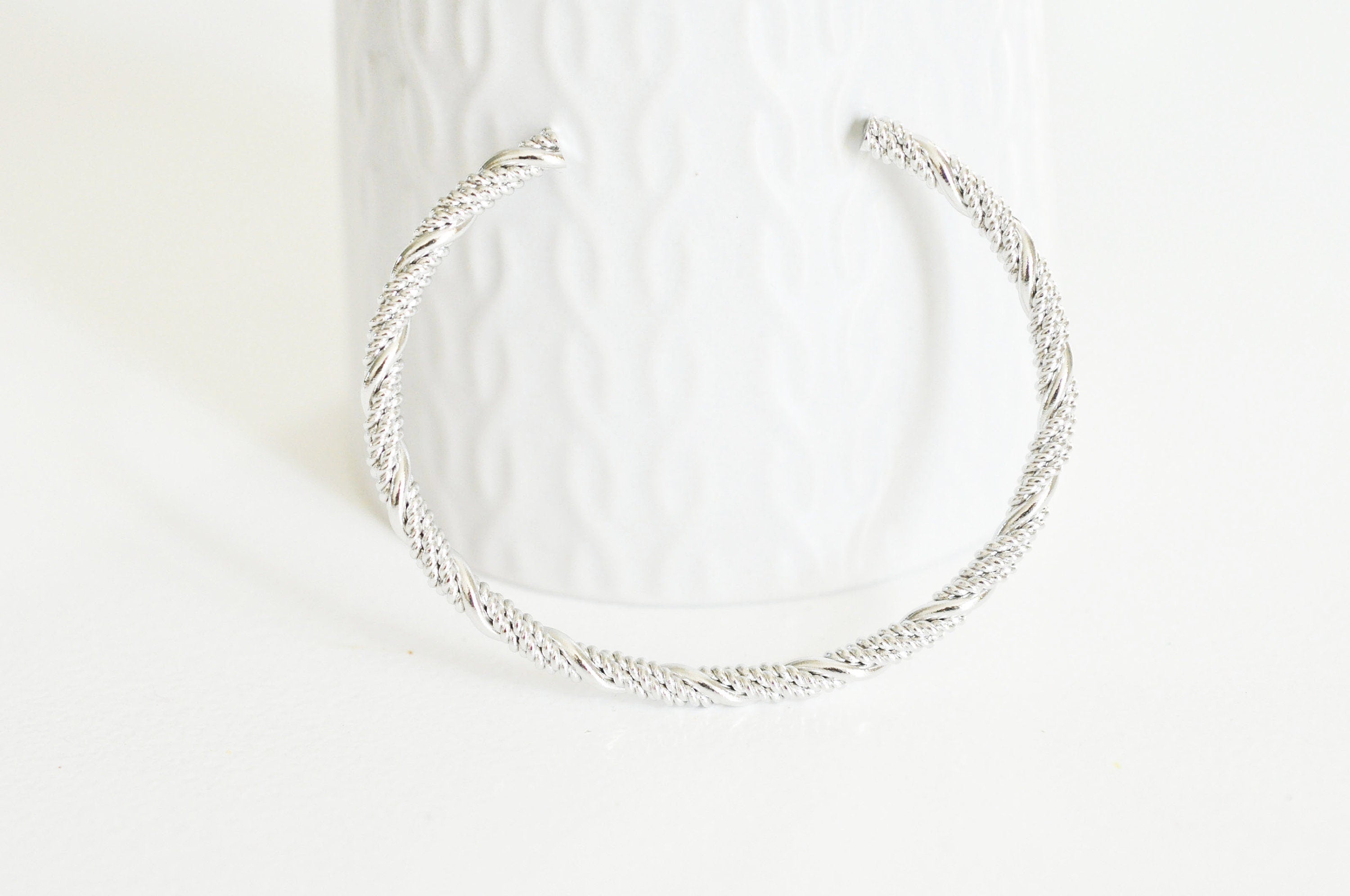 EP Bracelet jonc réglable finition or blanc tressé 65x55mm, x1 (G2586)