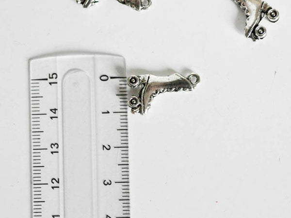 EP Breloques roller argent tibétain,fournitures créatives,argent tibétain,patin à roulettes, breloque argent, création bijoux, x 5,G2403