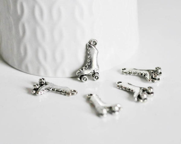 EP Breloques roller argent tibétain,fournitures créatives,argent tibétain,patin à roulettes, breloque argent, création bijoux, x 5,G2403