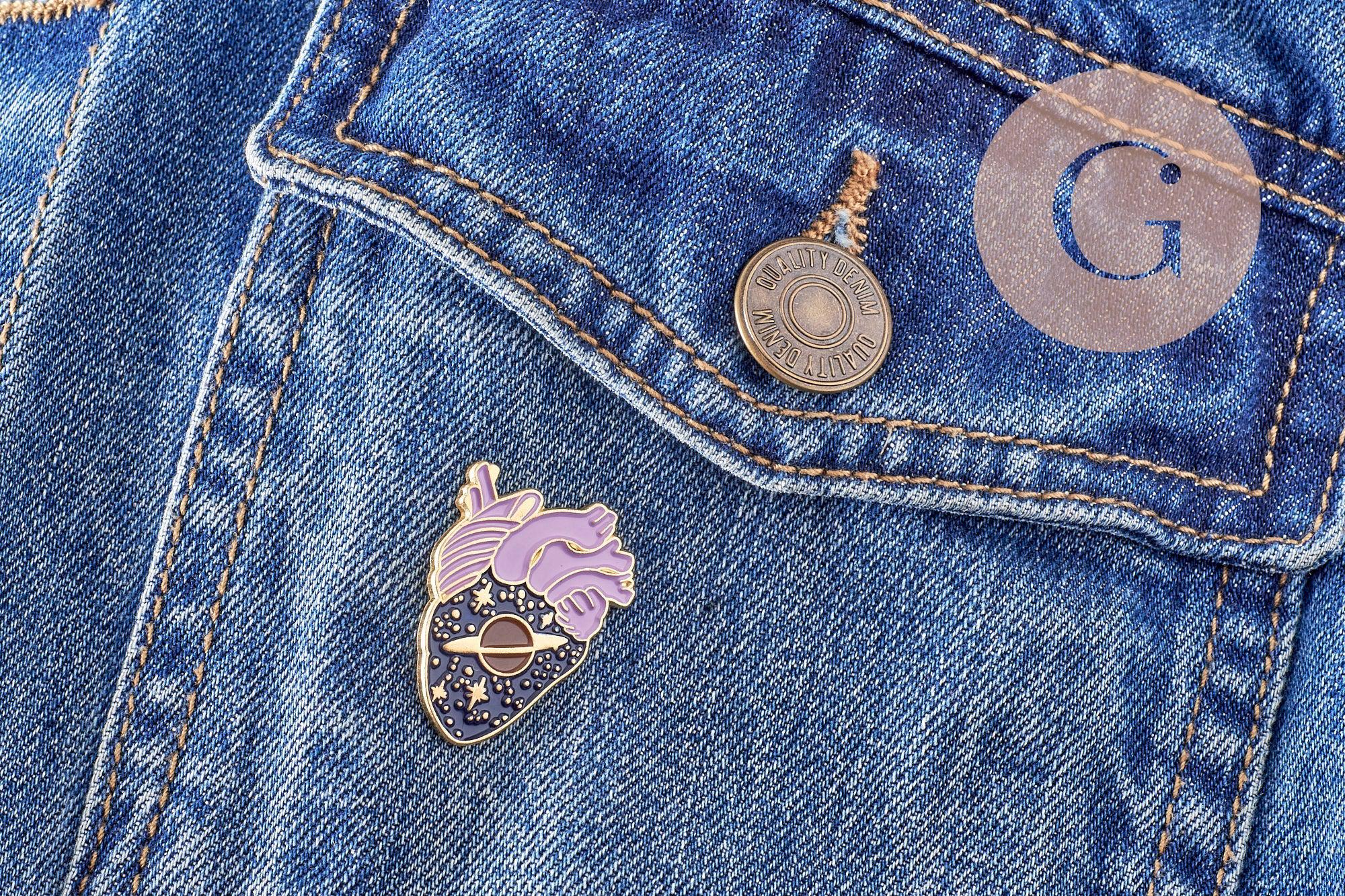 EP-Broche coeur noir violet mystique doré émail noir 29.5mm, x1 (G6377)