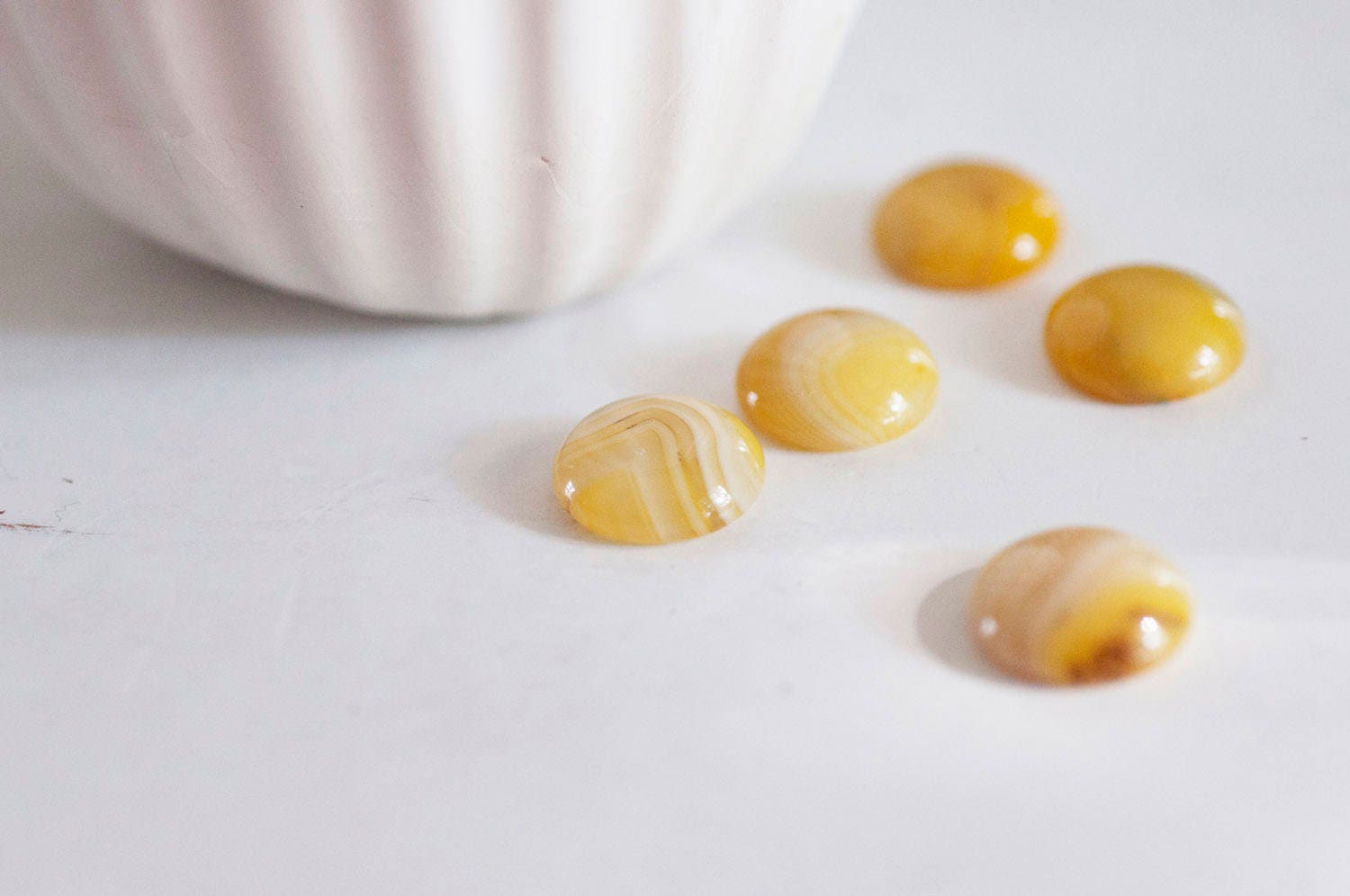 EP Cabochon rond agate naturelle jaune 14mm, x1 (G1012)