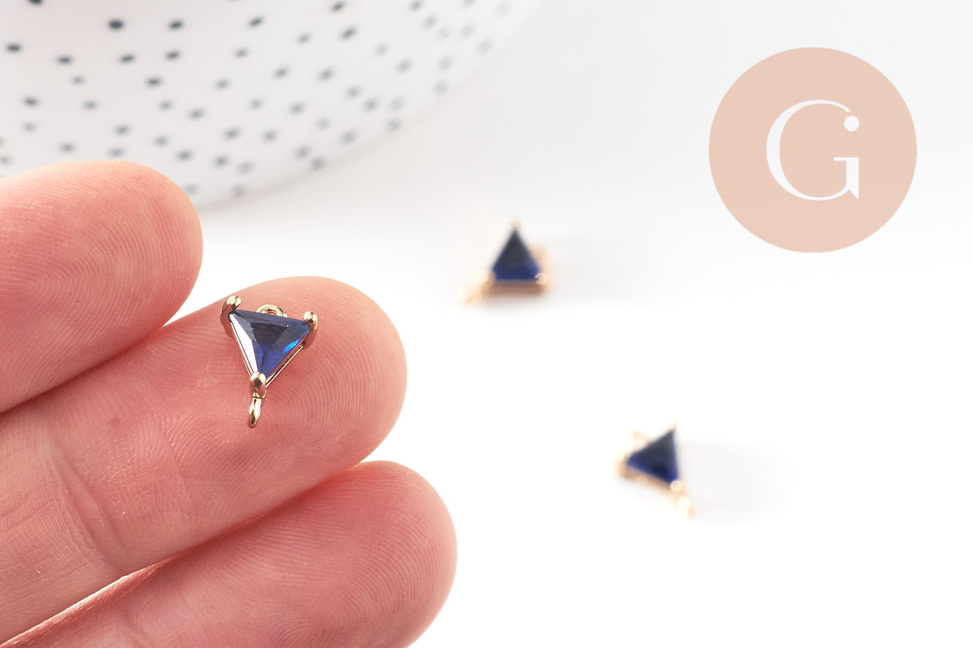 EP-Pendentif connecteur triangle doré cristal bleu saphir 11x8mm, x1 (G5889)