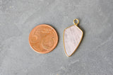 EP-Pendentif goutte quartz rose laiton doré,pendentif bijoux,pendentif pierre,quartz rose naturel,pendentif quartz rose,28mm, x1, G3940