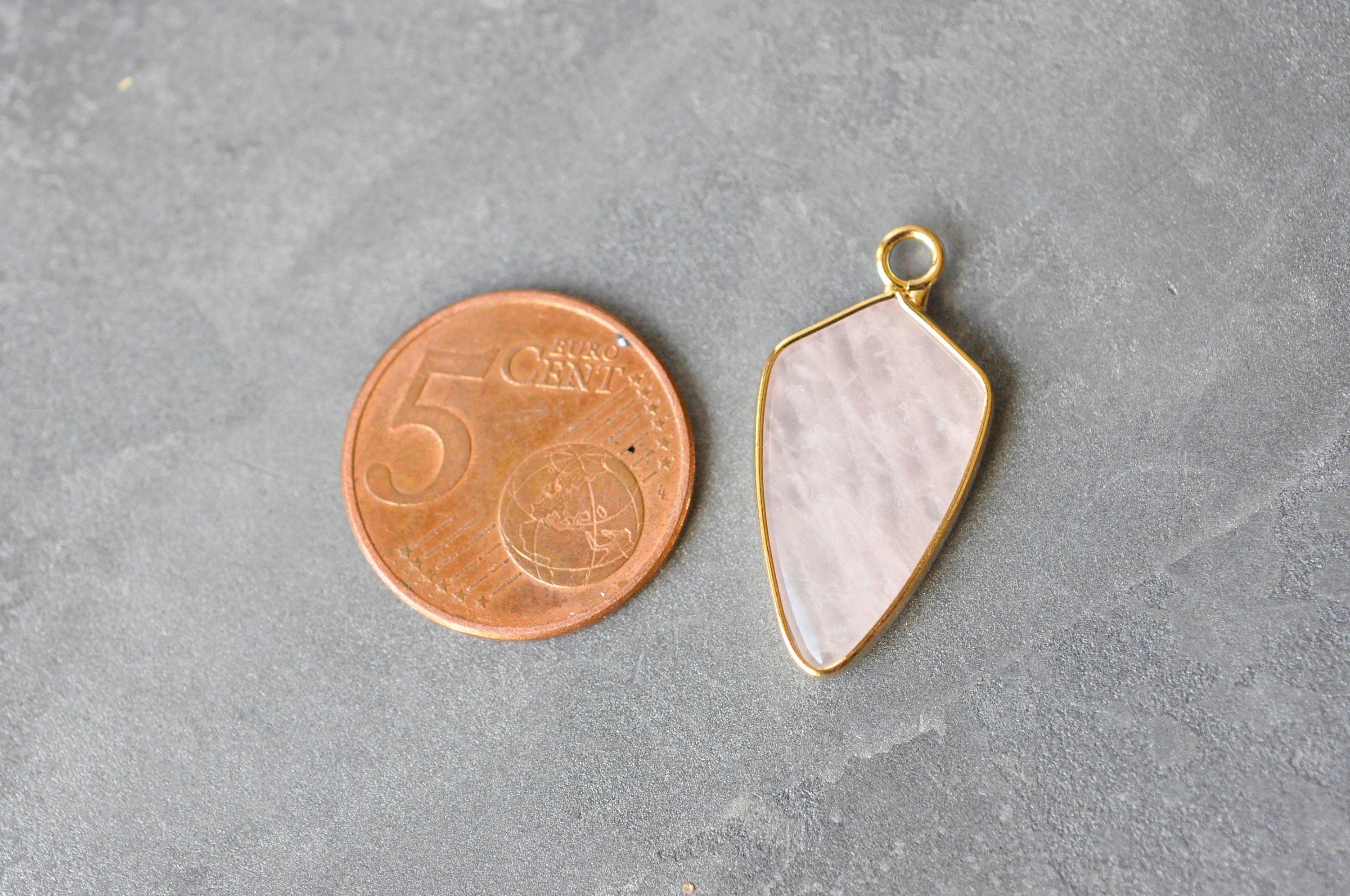 EP-Pendentif goutte quartz rose laiton doré,pendentif bijoux,pendentif pierre,quartz rose naturel,pendentif quartz rose,28mm, x1, G3940