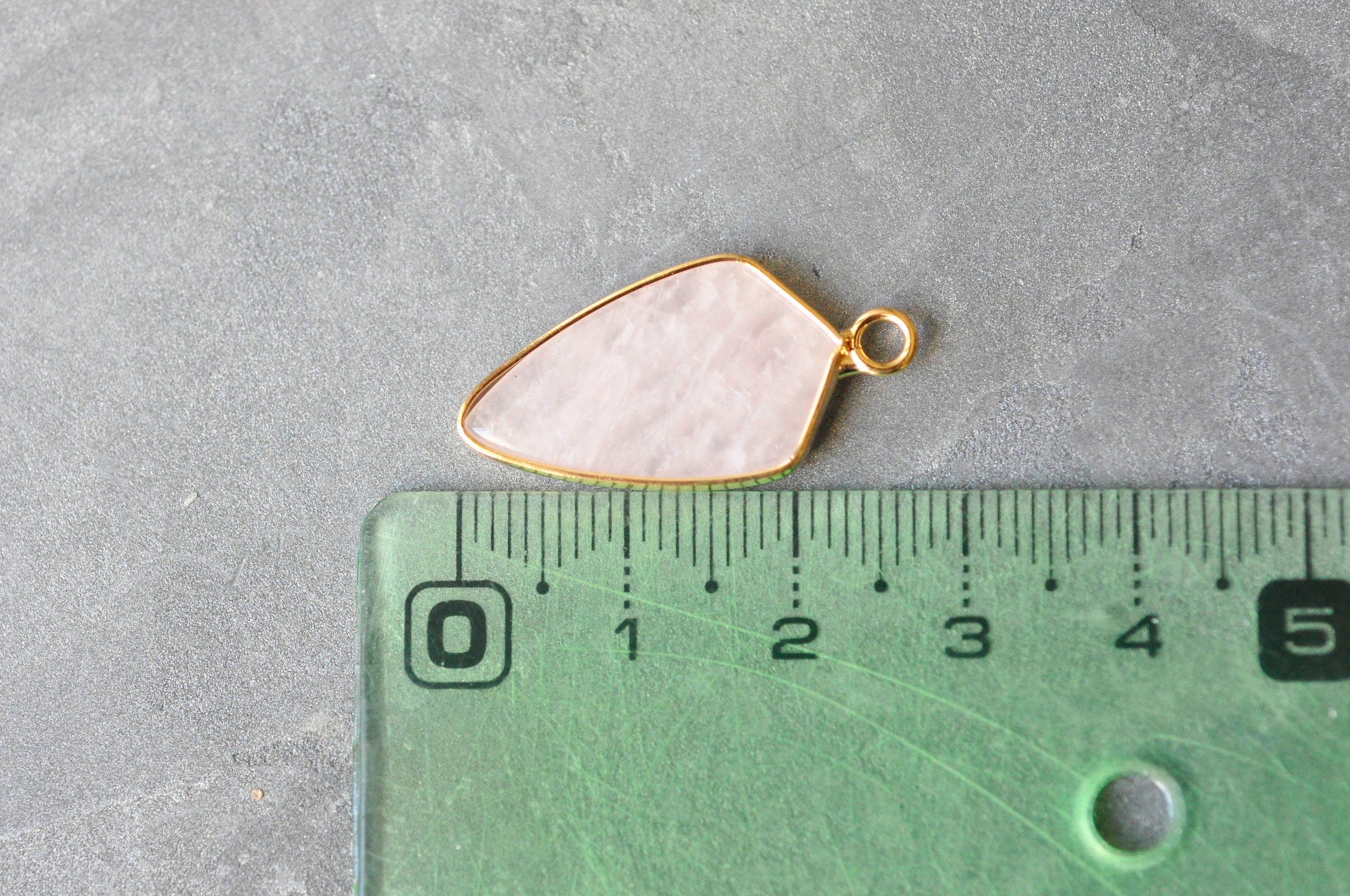 EP-Pendentif goutte quartz rose laiton doré,pendentif bijoux,pendentif pierre,quartz rose naturel,pendentif quartz rose,28mm, x1, G3940
