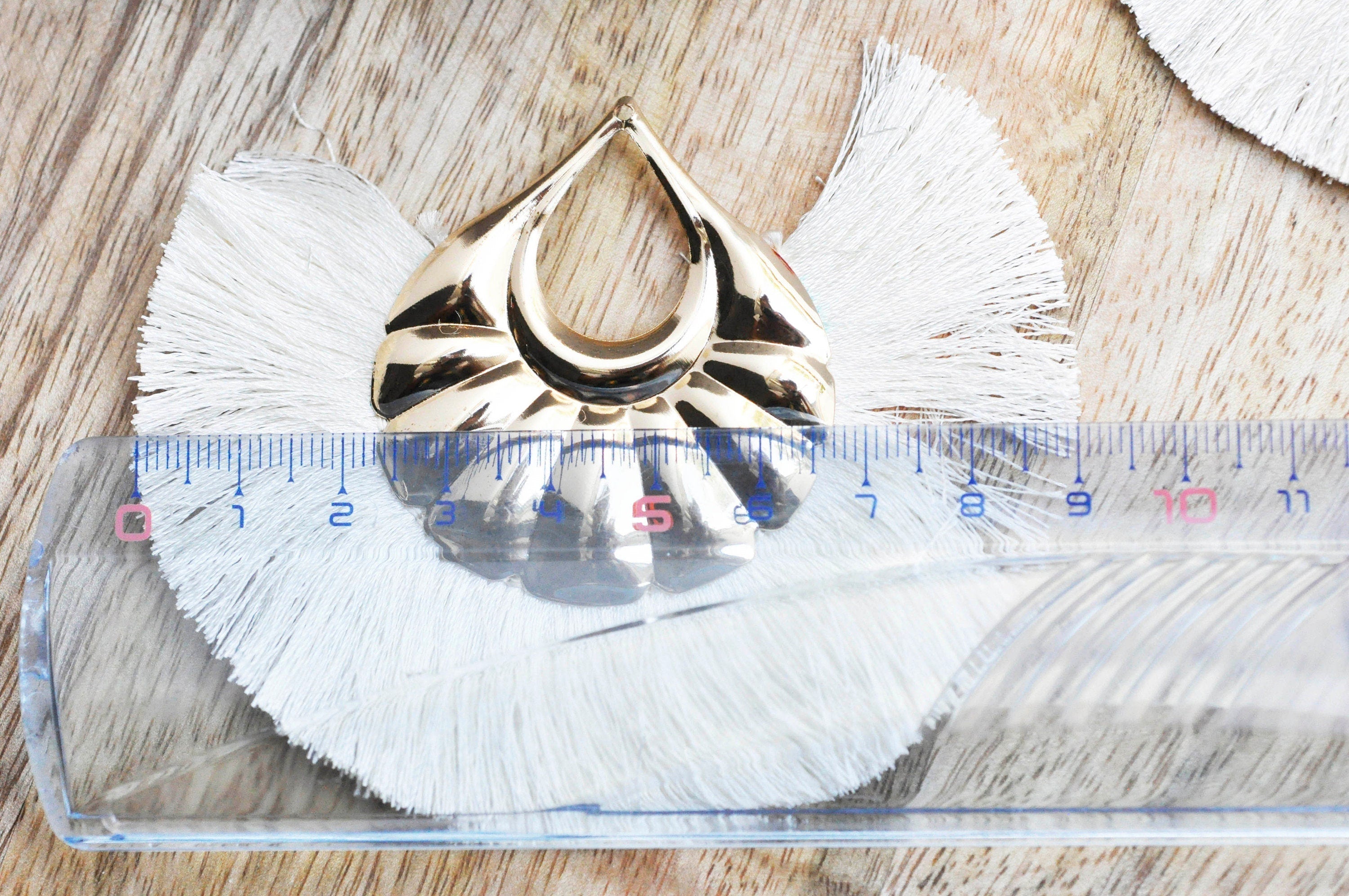 EP -Pendentif large pompon fil blanc écru support doré,pendentif en fil sur support doré, 85-92mm, x 2, G4537