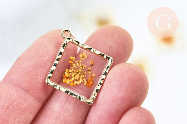 EP Pendentif losange résine fleur séchée 30mm, pendentif paquerette blanche et or, création de bijoux originaux, x1 G5595