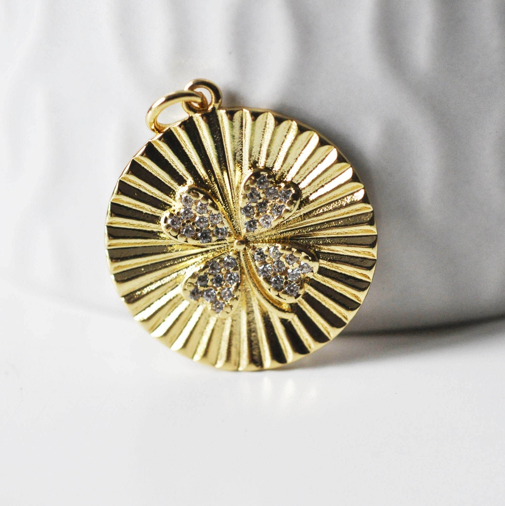 EP Pendentif médaille ronde trèfle quatre feuilles laiton doré 18K et zircons colorés,breloque laiton feuille, bijoux doré,21.5mm, x1 G4466