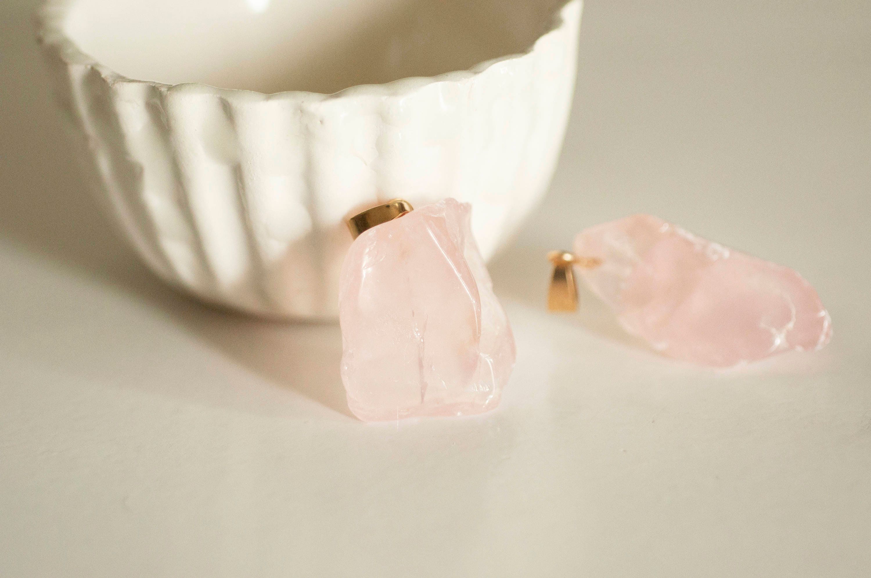 EP Pendentif quartz rose brut, fournitures créatives, pierre brute, création bijoux, pendentif doré, pierre naturelle, pendentif pierre, quartz