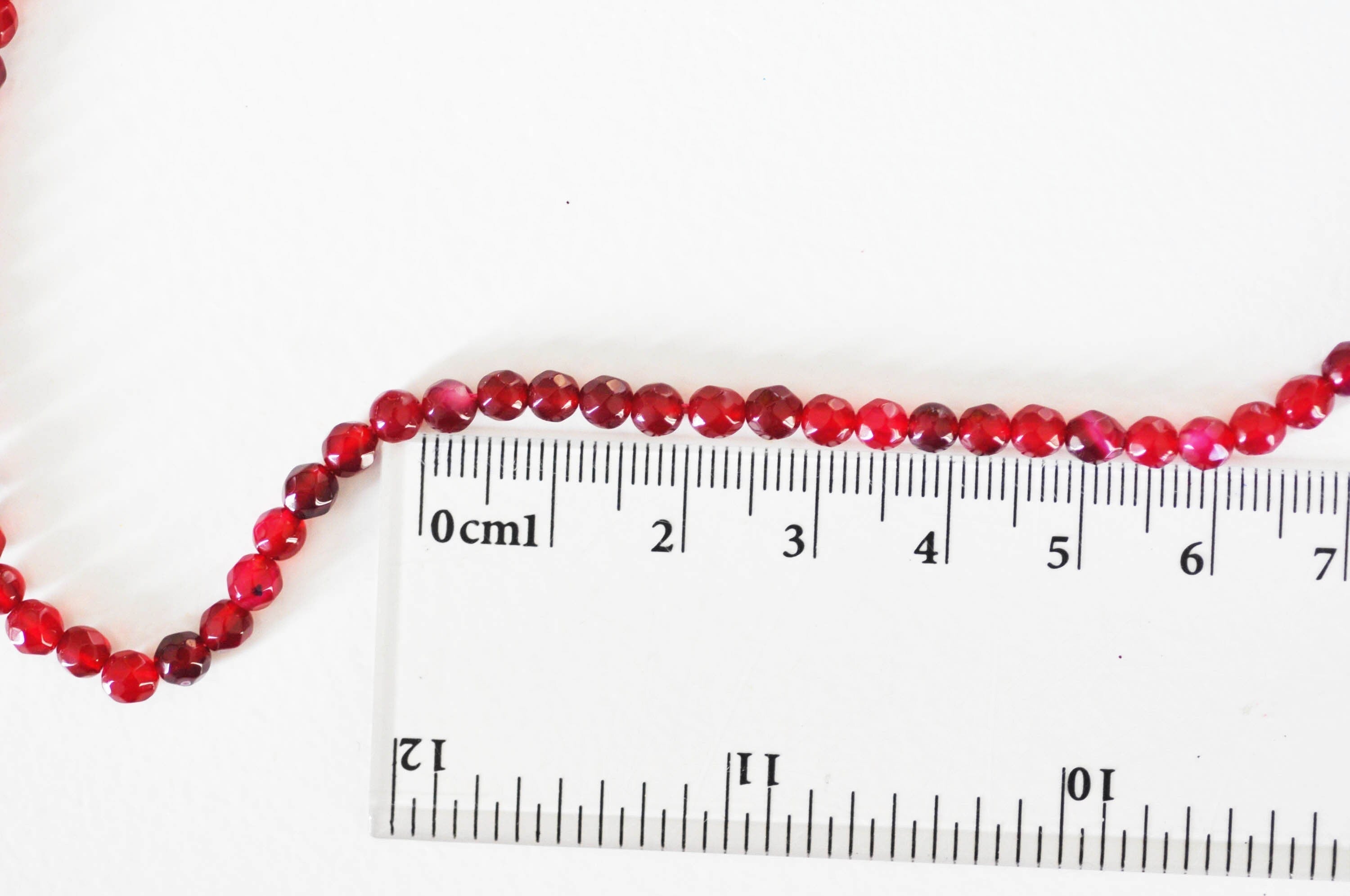 EP Perle agate naturelle teintée rouge magenta 4mm facettes, x1 fil de 35cm- G07