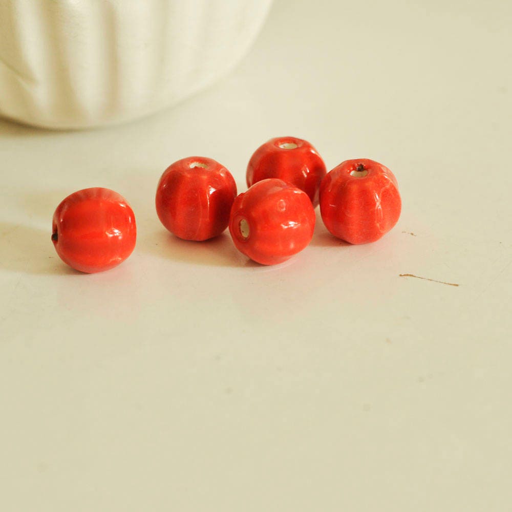EP Perle porcelaine rouge 13mm striées x5 G0703