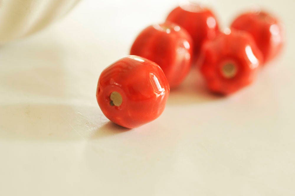 EP Perle porcelaine rouge 13mm striées x5 G0703