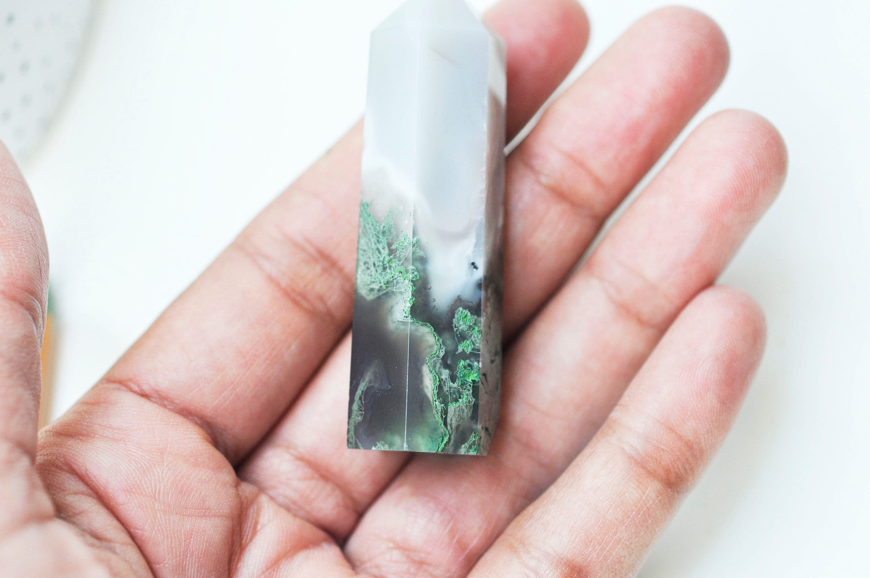 EP Pointe agate mousse verte naturelle roulée, agate mousse naturelle, pierre semi-precieuse, séance lithothérapie, la pièce G5024