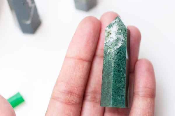 EP Pointe agate mousse verte naturelle roulée, agate mousse naturelle, pierre semi-precieuse, séance lithothérapie, la pièce