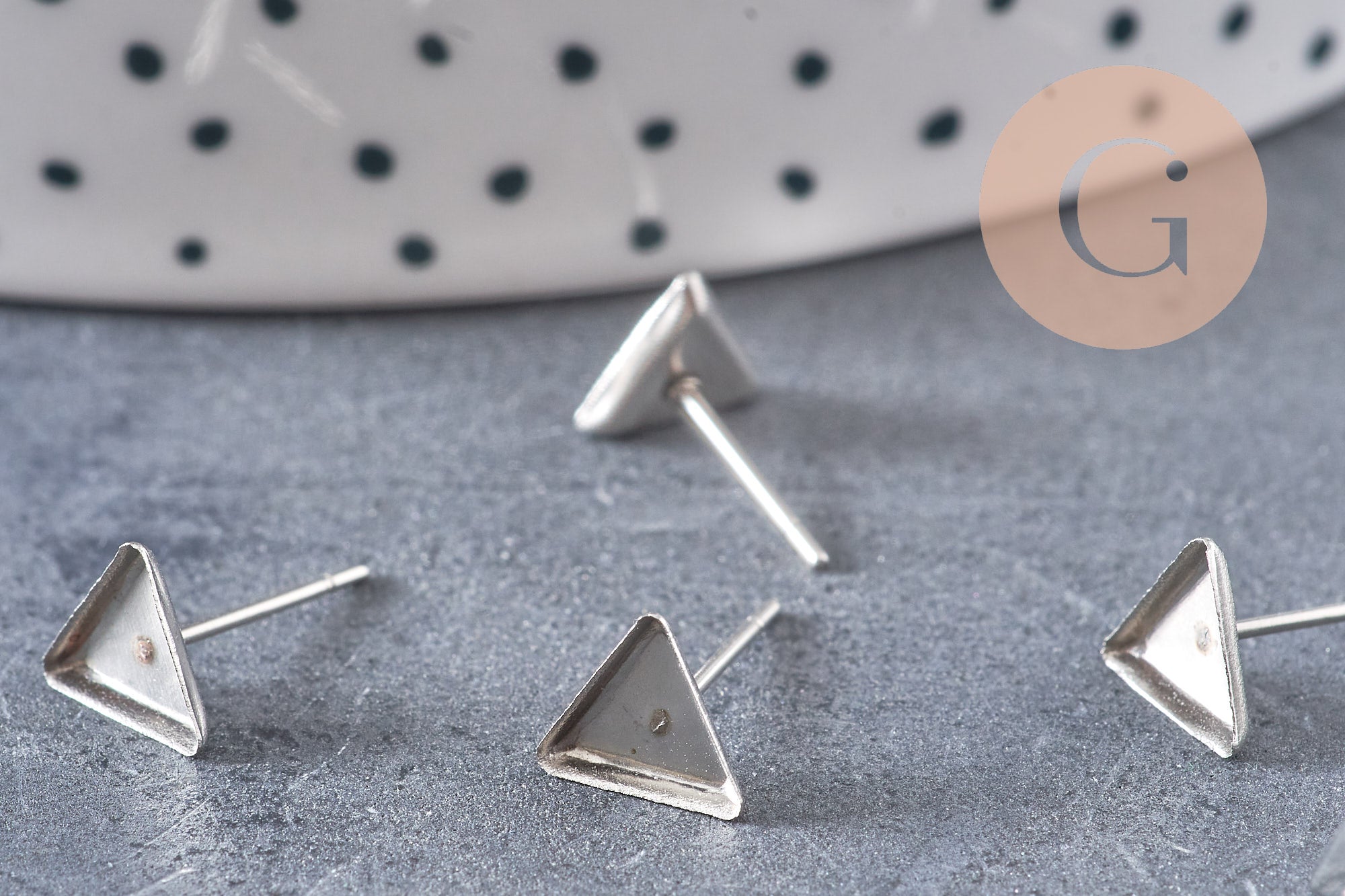 clous-puces oreille platine triangle 8x7mm, x10 (G1796)