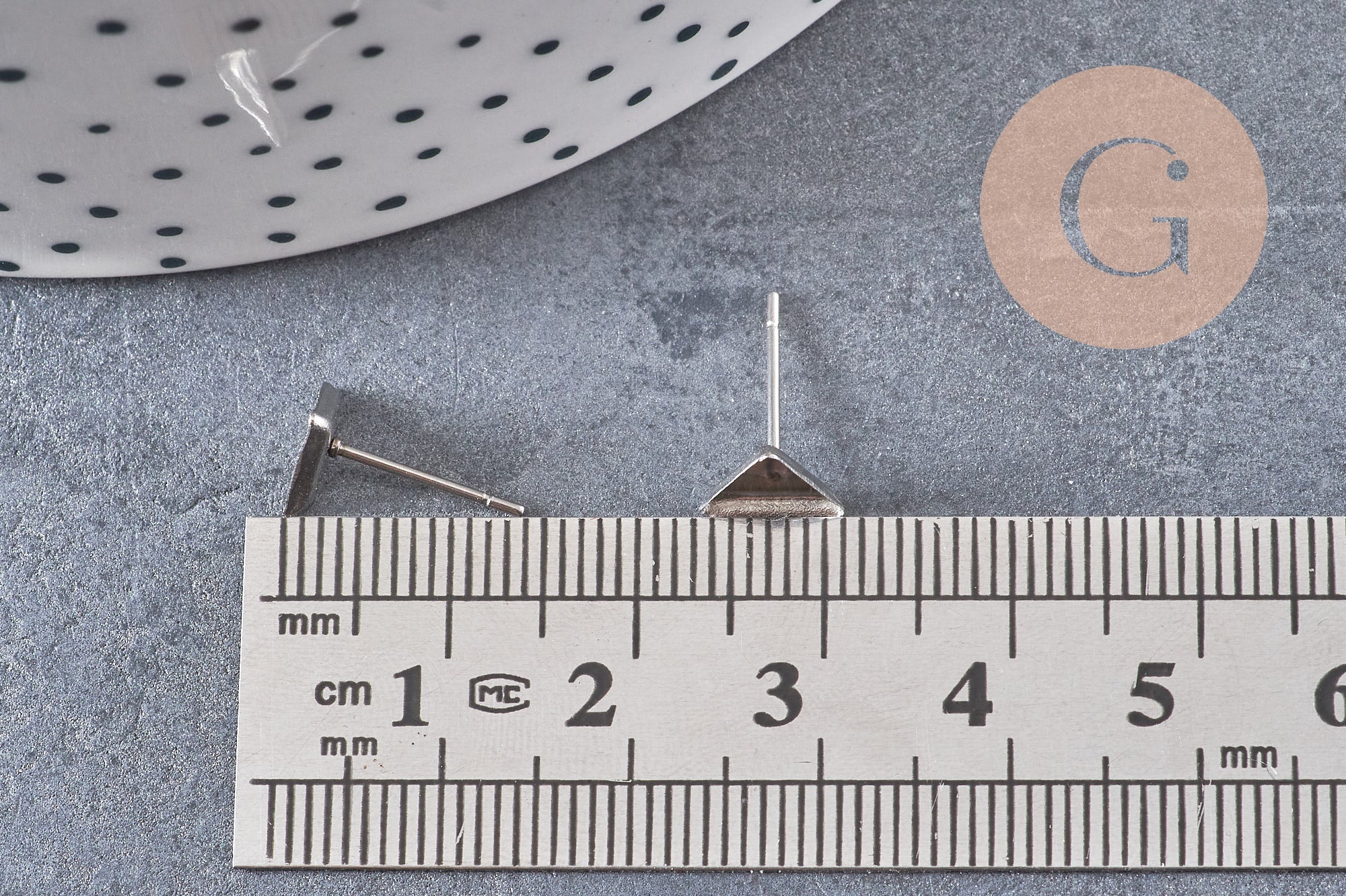 clous-puces oreille platine triangle 8x7mm, x10 (G1796)
