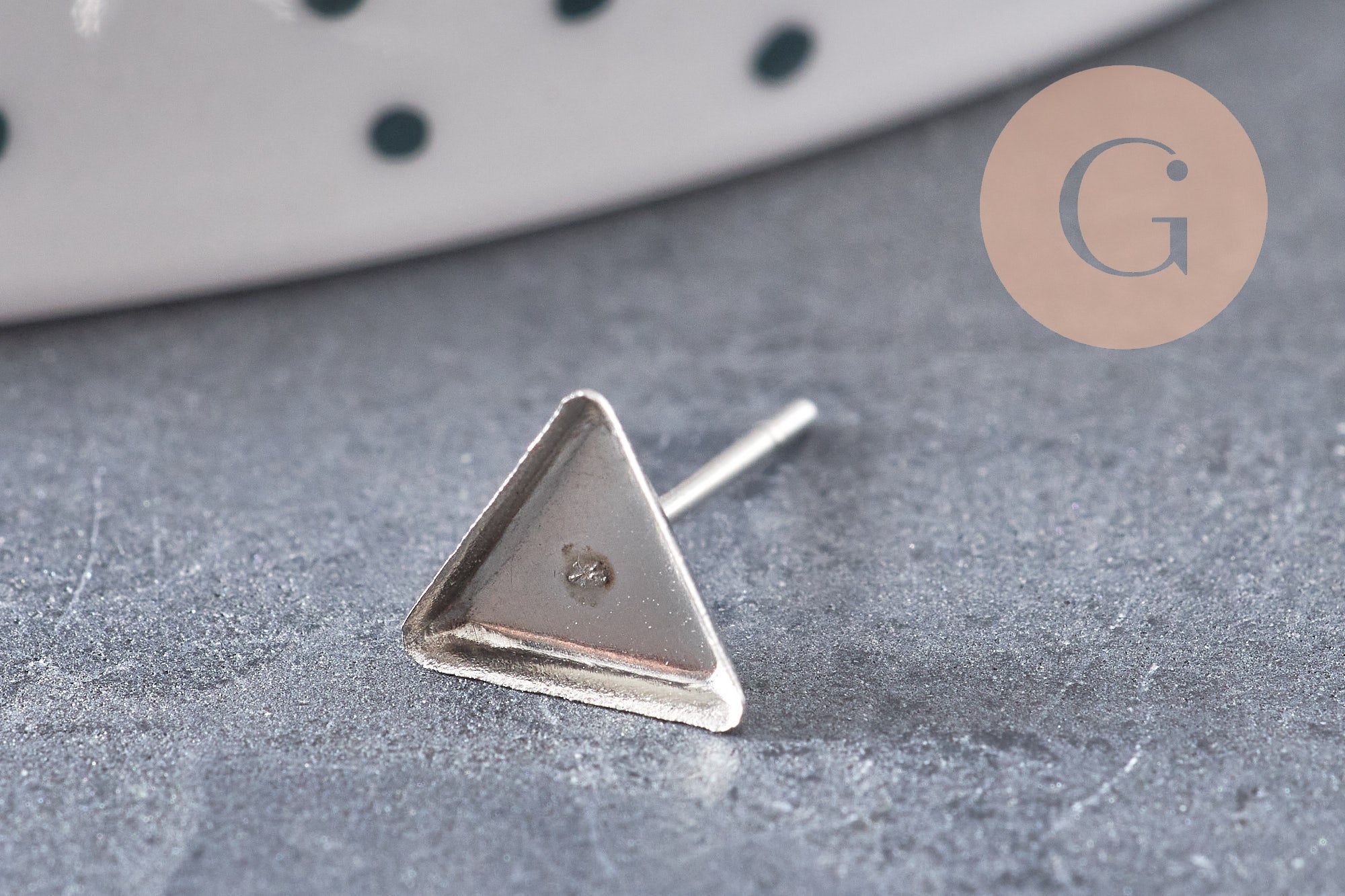clous-puces oreille platine triangle 8x7mm, x10 (G1796)