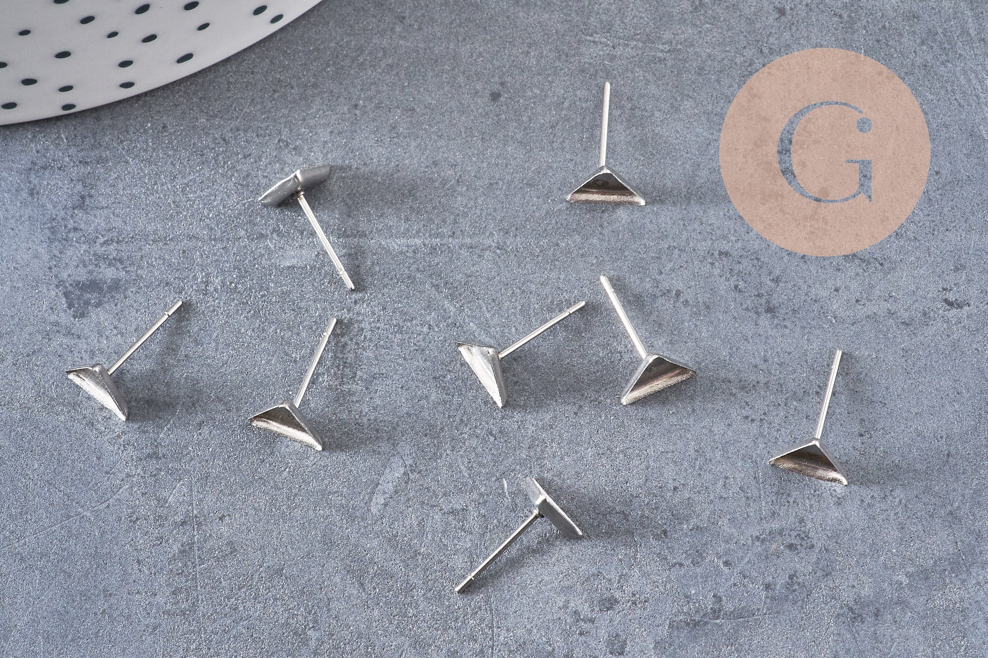 clous-puces oreille platine triangle 8x7mm, x10 (G1796)