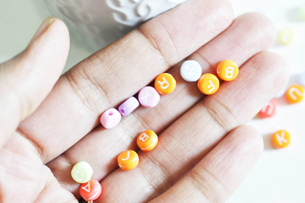 EP perle ronde Lettre Alphabet plastique multicolore pastel, x10 grammes (G1822)