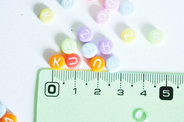 EP perle ronde Lettre Alphabet plastique multicolore pastel, x10 grammes (G1822)