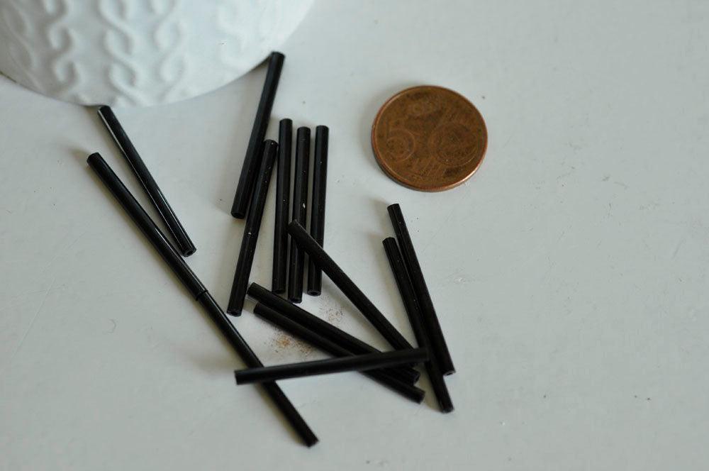 Grandes perles rocaille Tube noir 20x2.5mm, x 10gr (G3155)