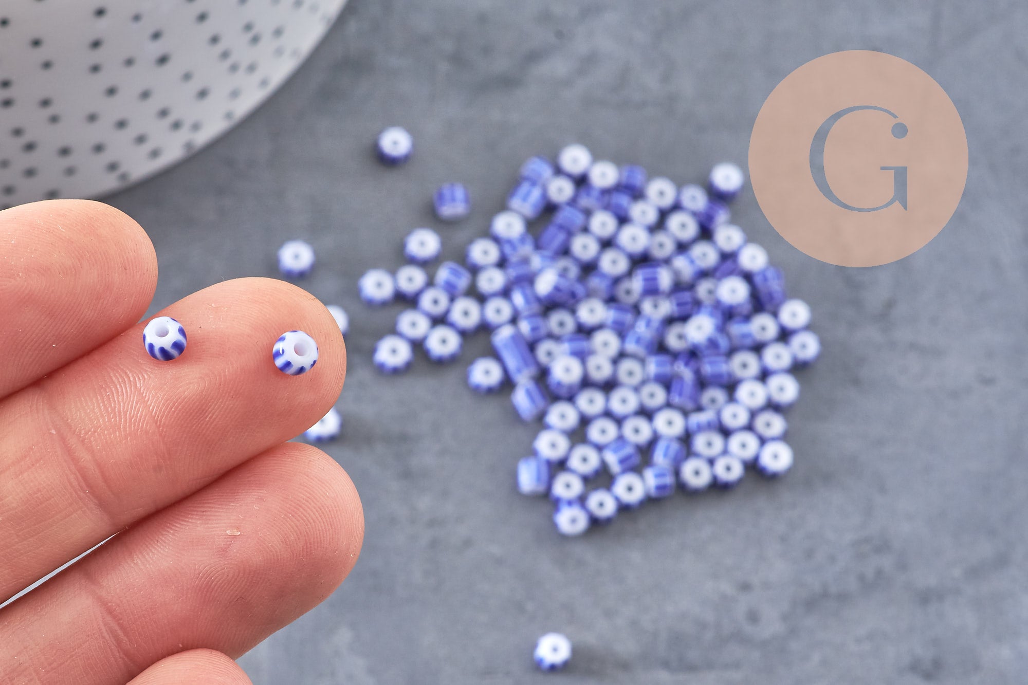 Grosse Perle rocaille rayé bleu blanc 3-4.5mm, x10gr (G9280)