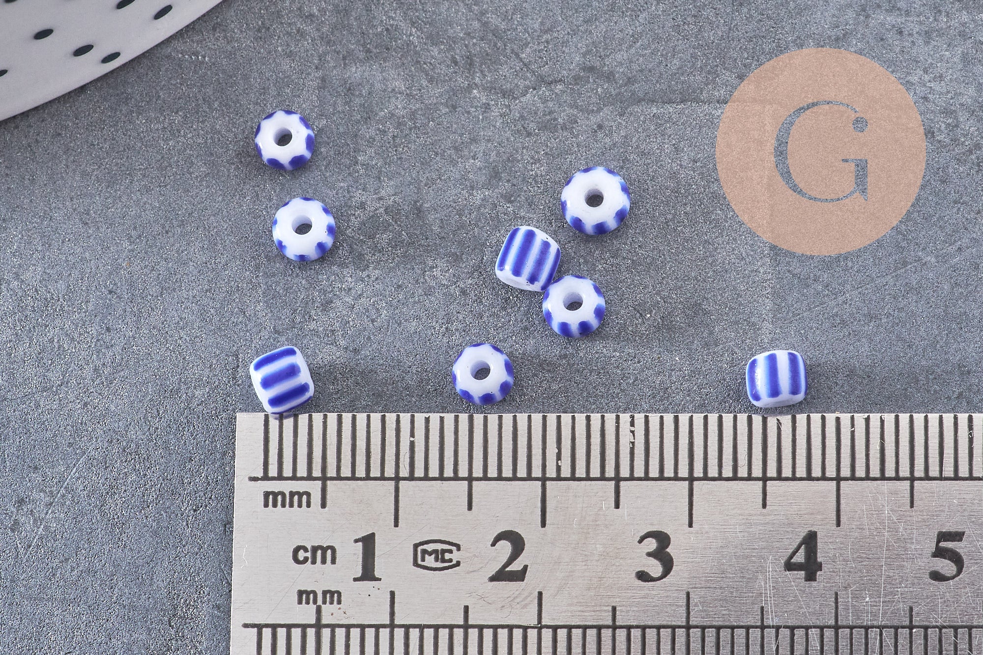 Grosse Perle rocaille rayé bleu blanc 3-4.5mm, x10gr (G9280)