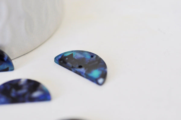 Pendentif connecteur demi-cercle bleu nuit, perle acétate,connecteur plastique , 2.3cm, x2 ou x10, G0458