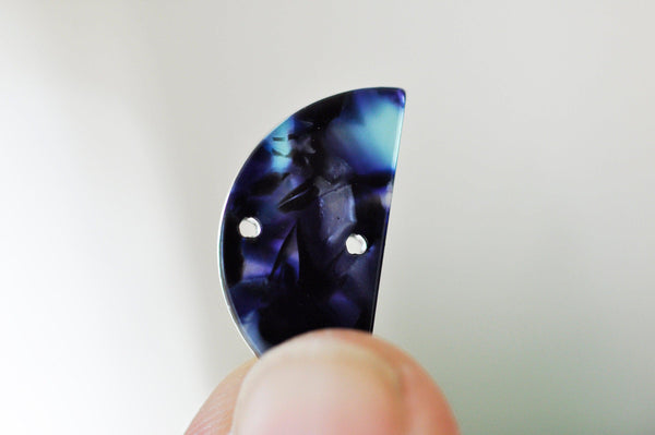 Pendentif connecteur demi-cercle bleu nuit, perle acétate,connecteur plastique , 2.3cm, x2 ou x10, G0458