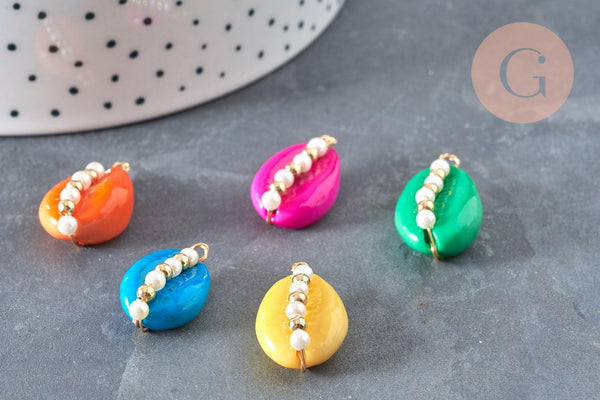 Pendentif coquillage cauri naturel peints décoré de perles nacrées, création bijou coquillage, 25-27mm, x5 (G3925)