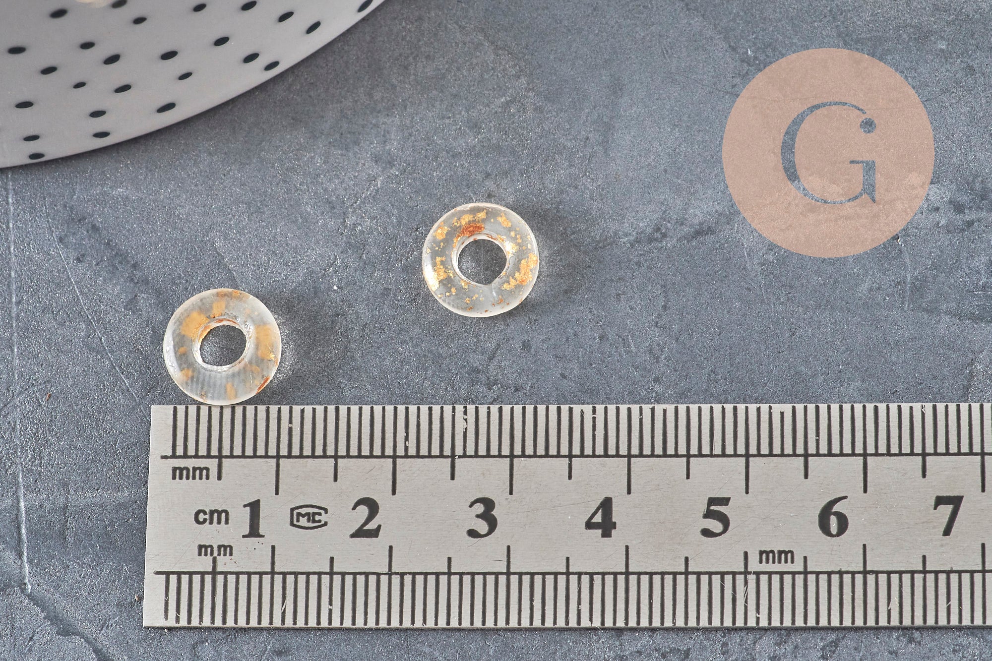 Transparent glass and gold leaf donut pendant, a round glass pendant for your jewelry creations, 15x3mm, x 10 (G3299)
