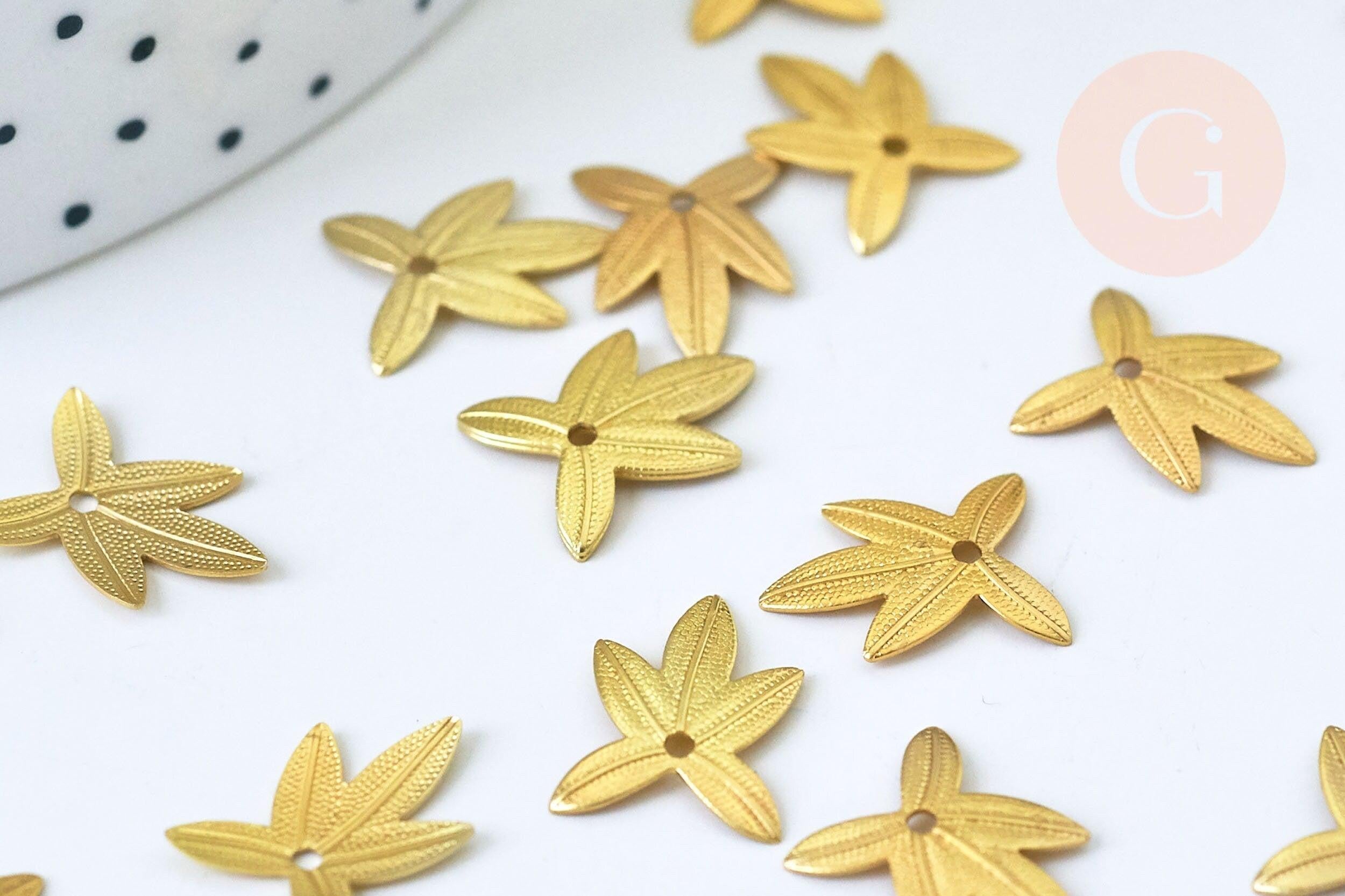 Pendentif estampe filigrane feuille érable laiton doré 14.5x11mm, Pendentif très fin et léger pour création de bijoux, x10 (G5978)
