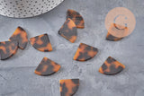 Pendentif éventail marron acétate,perle acétate,connecteur plastique,21.5mm, x2 (G1479)