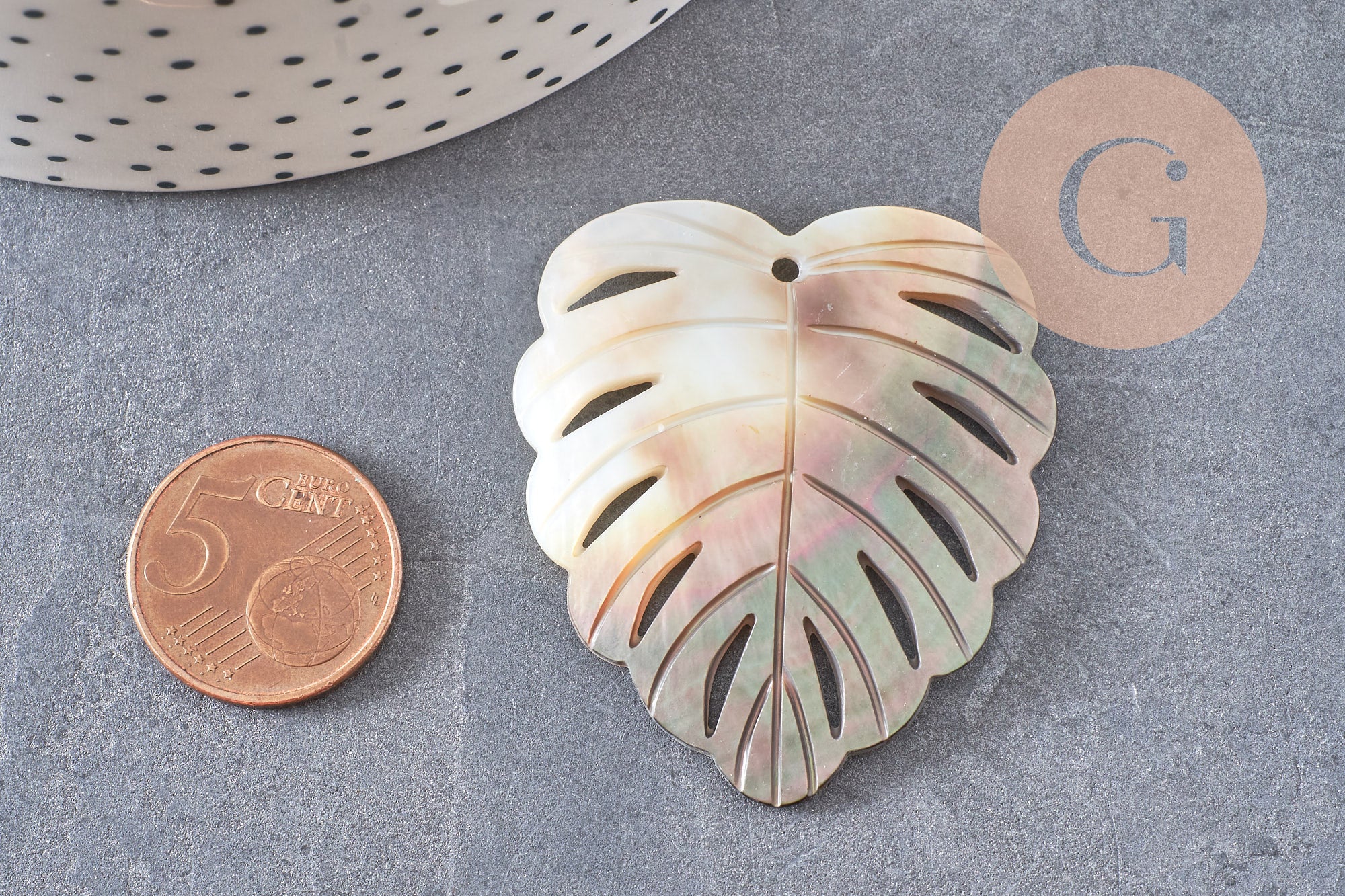 Pendentif feuille nacre naturelle monstera 47-48mm, x1 (G2624)