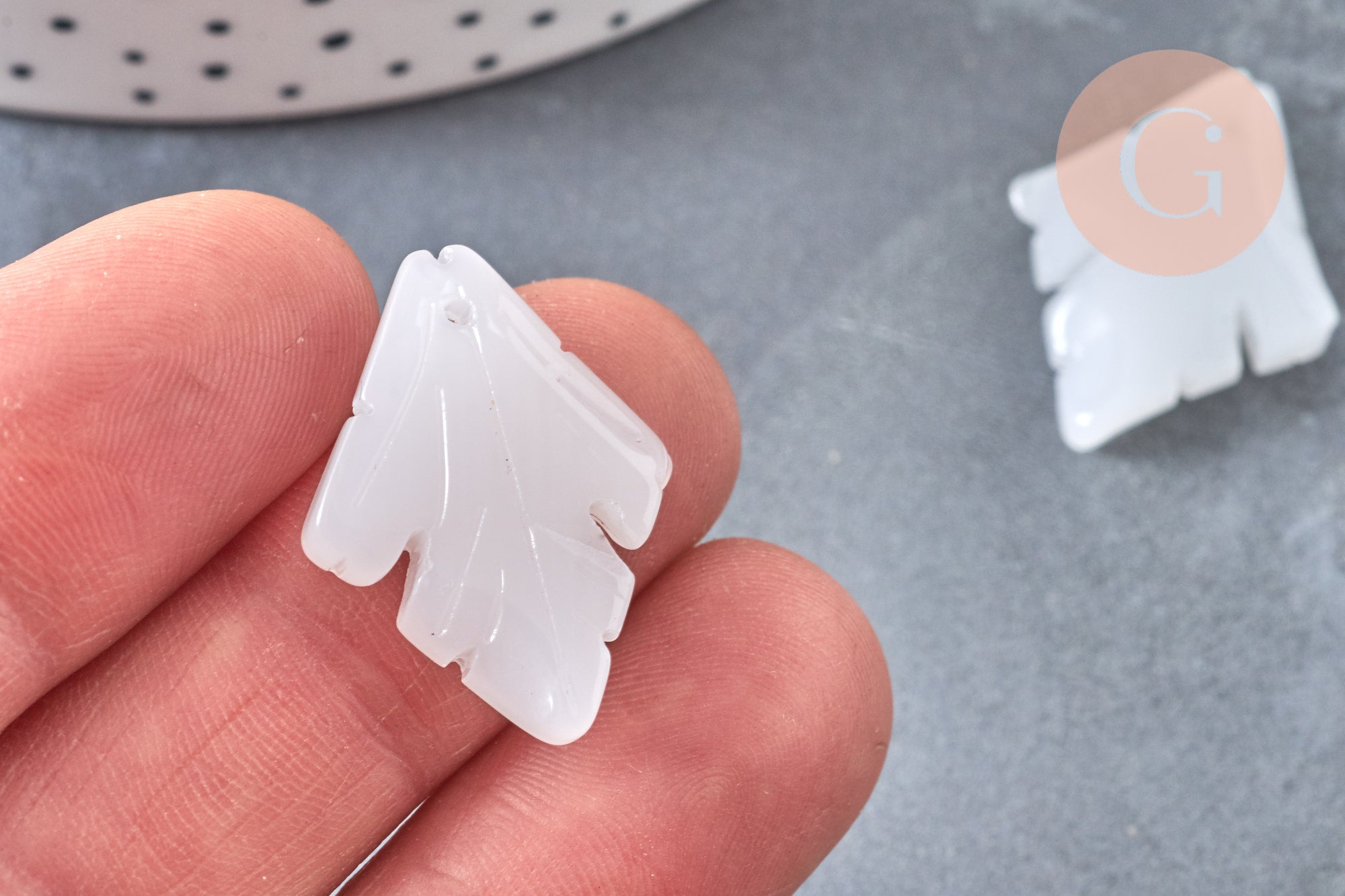 Pendentif feuille verre blanc, 26mm ,pendentif verre , x1 (G6821)