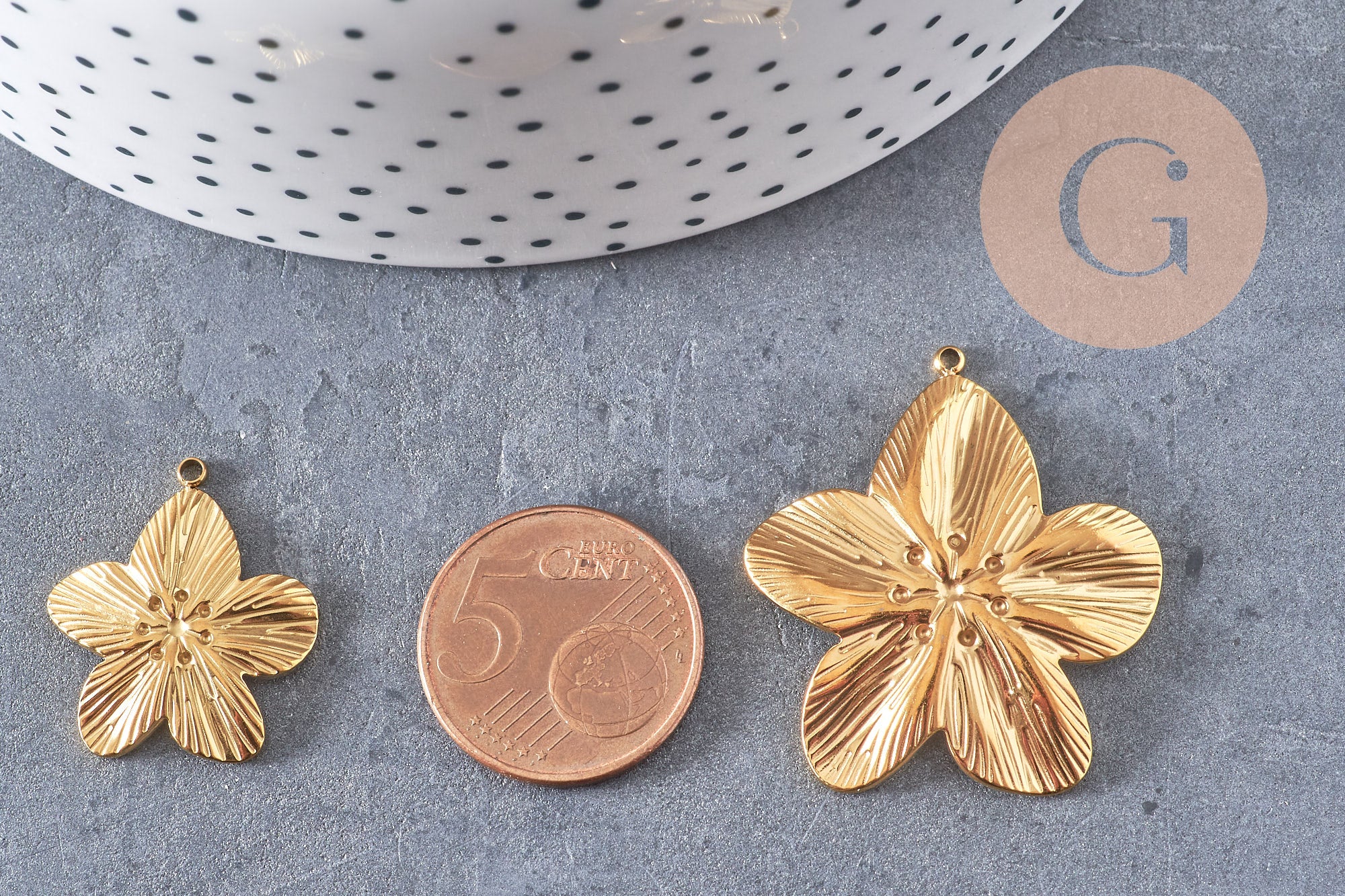 Pendentif fleur acier 304 inoxydable doré PVD percée 24mm /35mm, x1 (G10751)