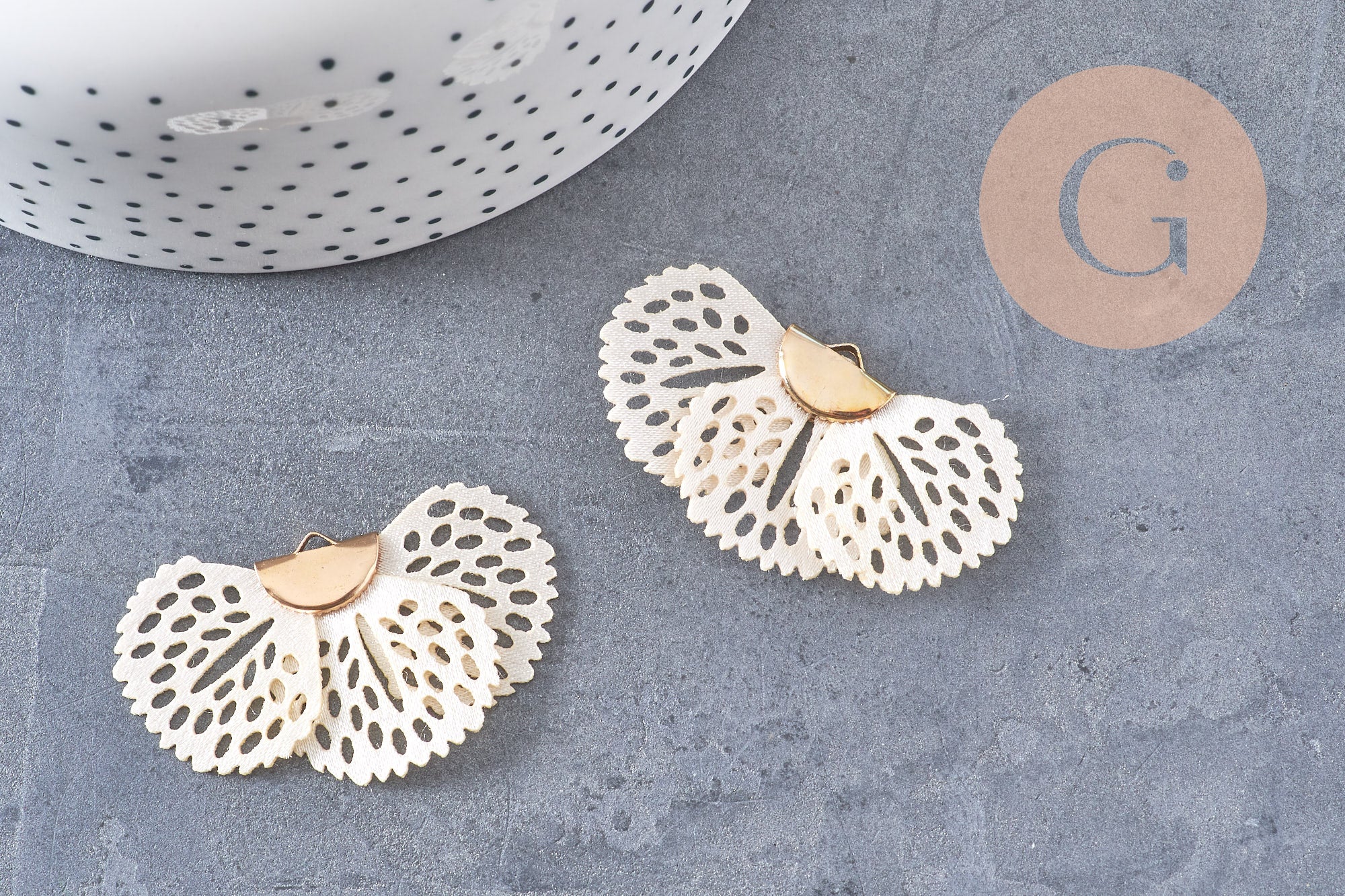 Pendentif fleur tissu soie blanche support doré,pendentif fleur en dentelle de tissu, 25x38mm, x 2 (G4539)