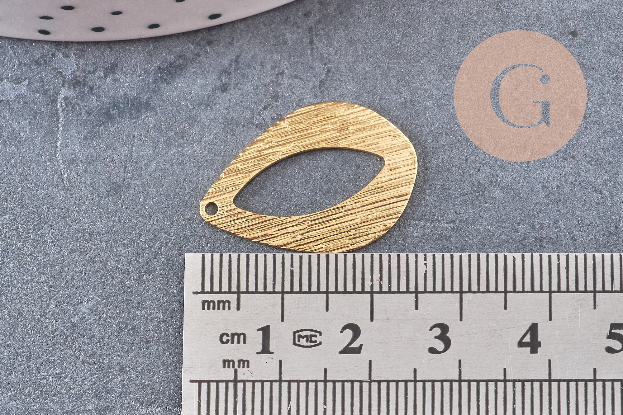 Pendentif goutte évidée laiton brut brossé 25.5mm, x2 (G10931)