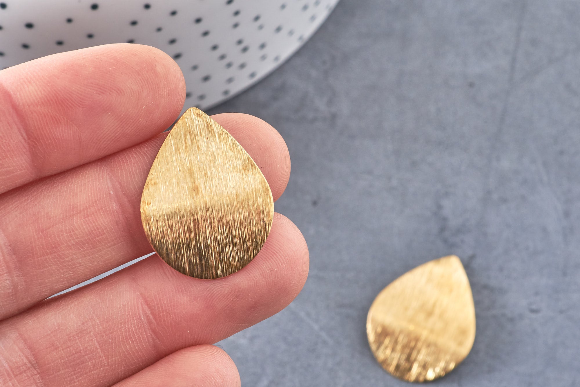 Pendentif goutte laiton doré brossé, breloques laiton brut ,pendentif bijoux,sans nickel, géométrique,28mm, x1 (G2877)