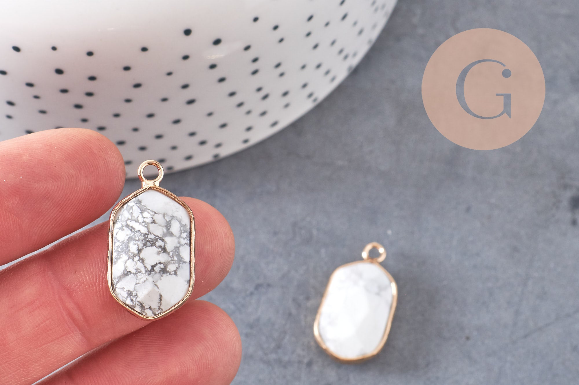 Pendentif hexagone howlite,pendentif pierre, support doré,création bijou,pierre naturelle,bijou pierre, howlite naturelle,25mm-G1868
