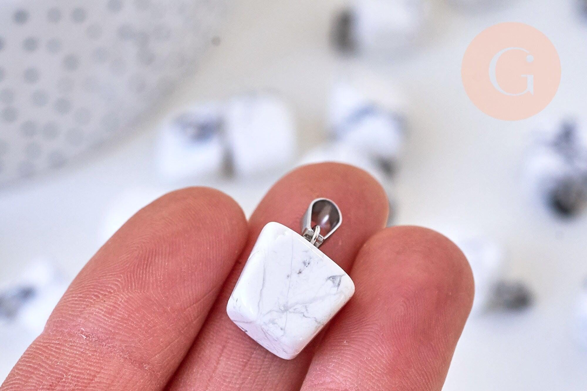 Pendentif howlite naturelle roulée acier inoxydable platine 15-35mm, x1 (G6276)