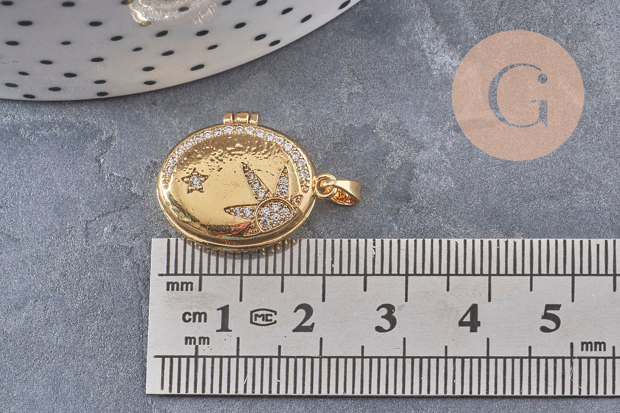 Pendentif locket ovale laiton doré 18K étoiles zircons 17mm, x1 (G10978)