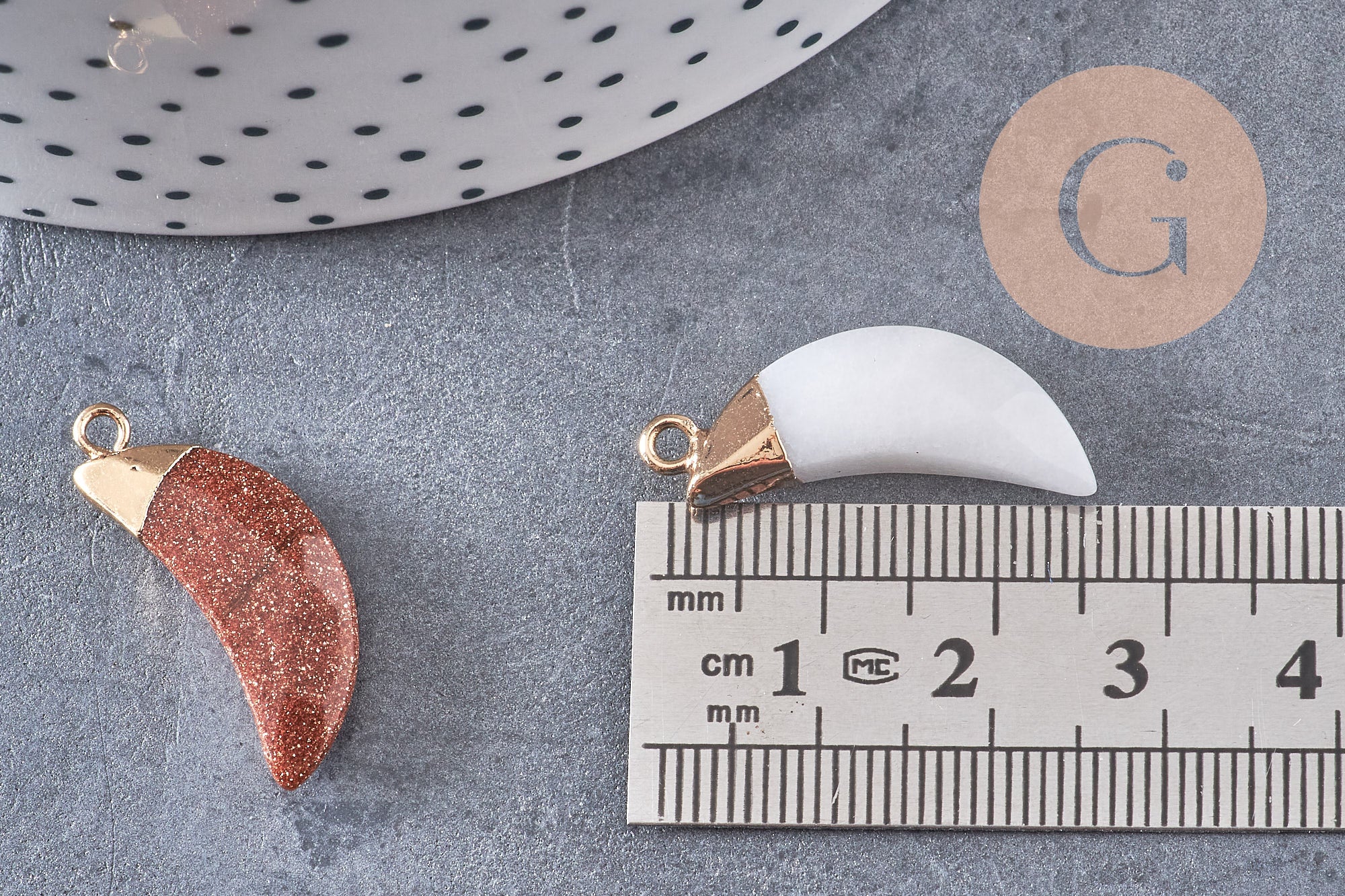Pendentif lune jade howlite laiton doré 26mm, x1 (G1450)