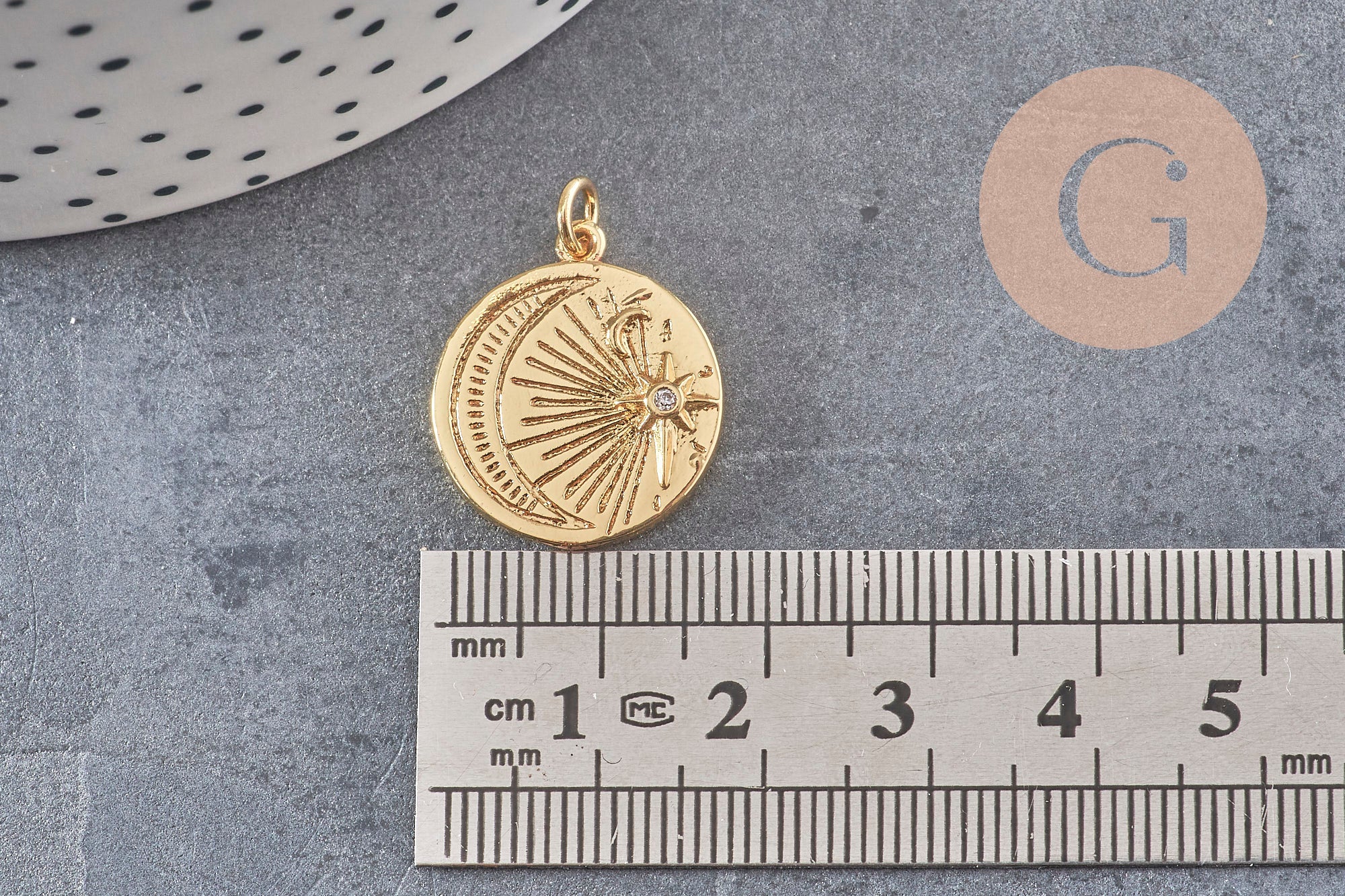 Pendentif lune rond gravé laiton doré 16K étoile zircon 20.5mm, un pendentif doré avec des cristaux pour la création de bijoux, x1 (G5960)
