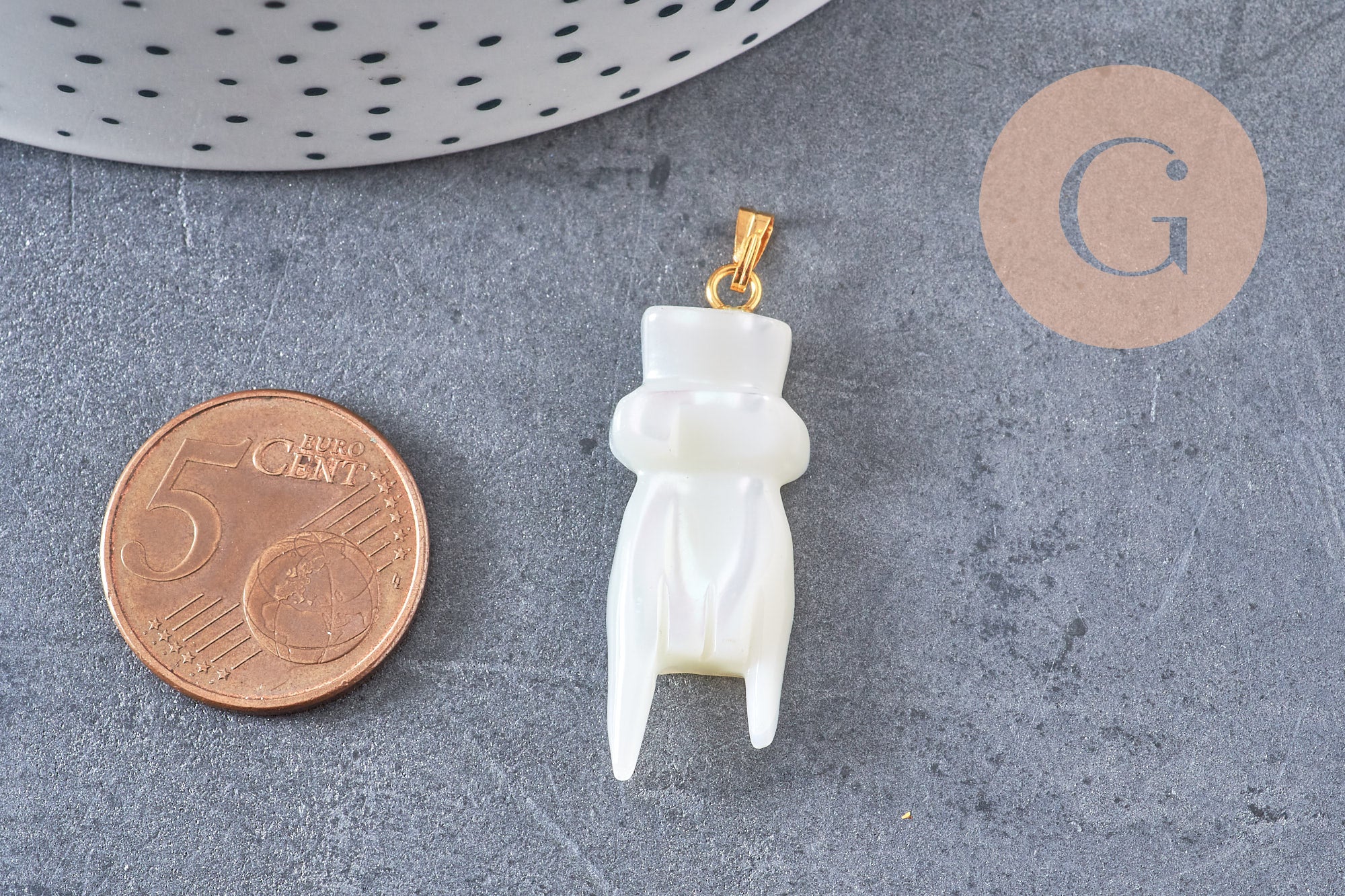 Pendentif main nacre blanche naturelle laiton doré 34mm, x1 (G1081)