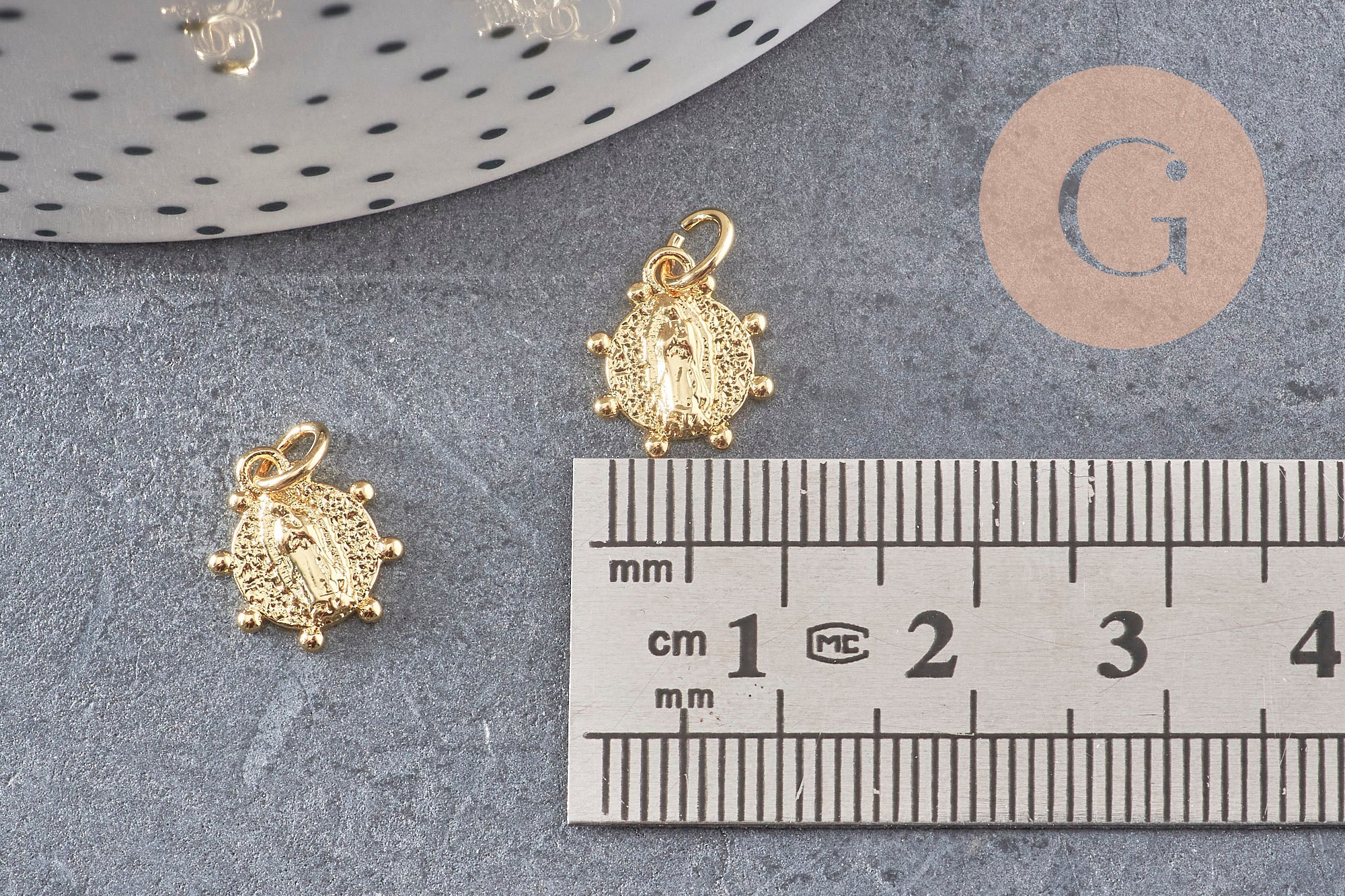 Pendentif médaille ovale Vierge Marie laiton doré 11mm, x1 (G3480)