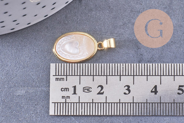 Pendentif médaille ovale coeur sacré ex-voto nacre naturelle laiton doré 20mm, x1 (G10624)