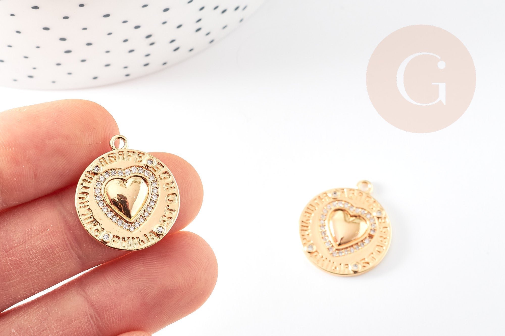 Pendentif médaille rond coeur émail laiton doré 18K et zircon 23.5mm, x1 (G3589)