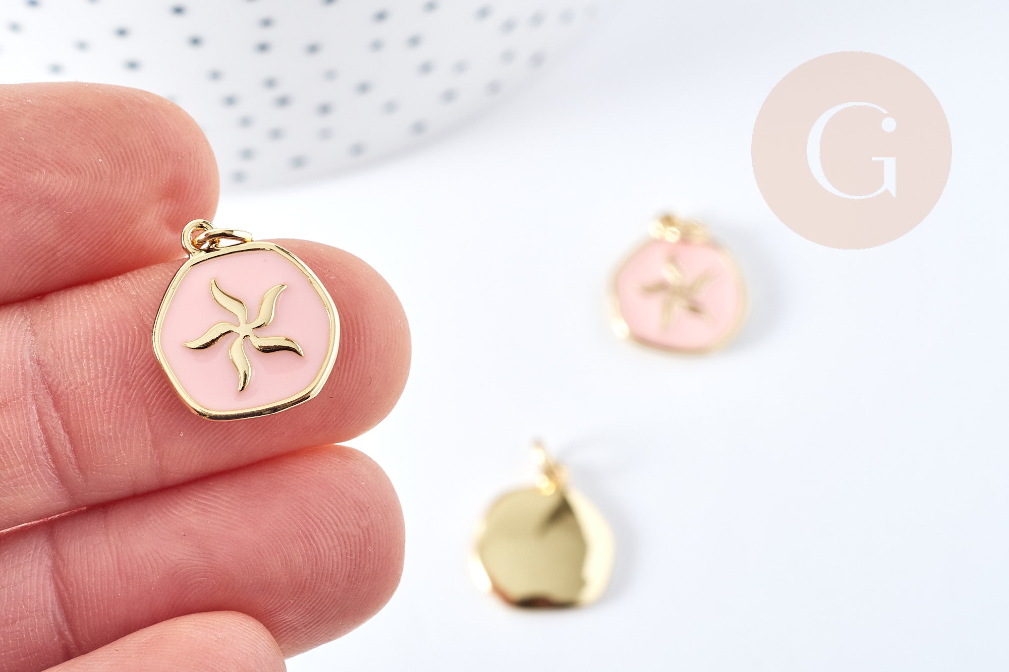 Pendentif médaille rond fleur émail rose clair laiton doré 18mm, pendentif laiton émaillé,sans nickel, x1 G8551